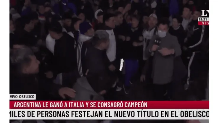 VIDEO | En pleno festejo por la Finalissima, le robaron el celular a un notero de La Nación +