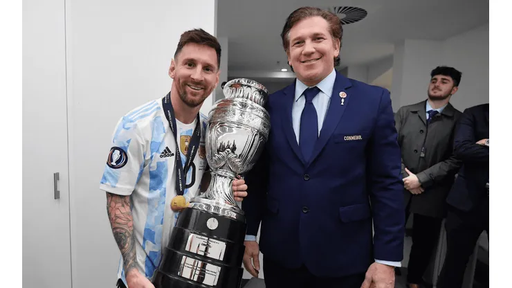 Messi, junto a Domínguez y su réplica de la Copa América.