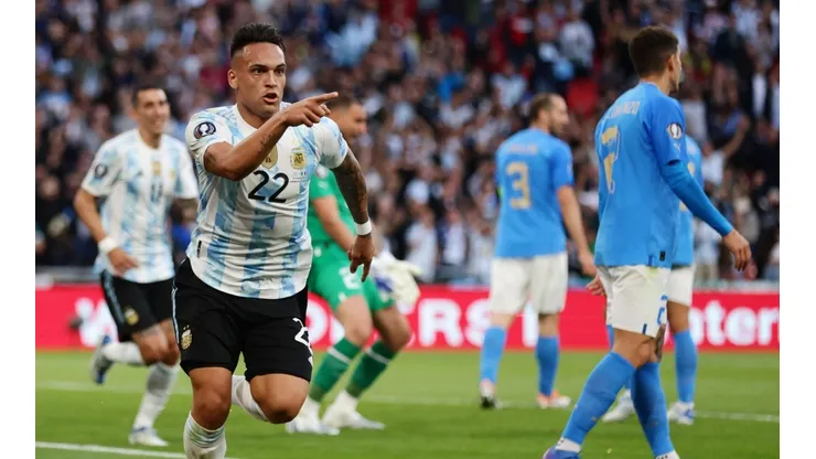 El Toro recibió de Messi y la empujó para el primer gol albiceleste.