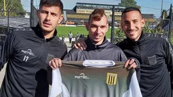 Braian Schattis junto a jugadores de Almirante Brown