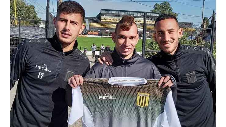 Braian Schattis junto a jugadores de Almirante Brown
