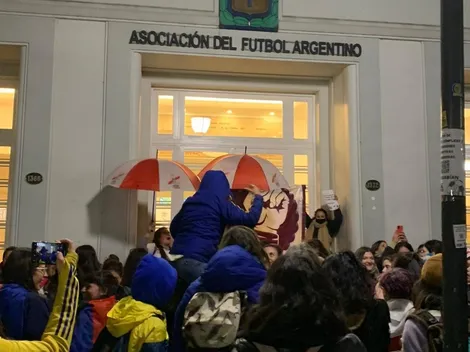 El fútbol femenino marchó a la AFA pidiendo que se investigue al DT denunciado