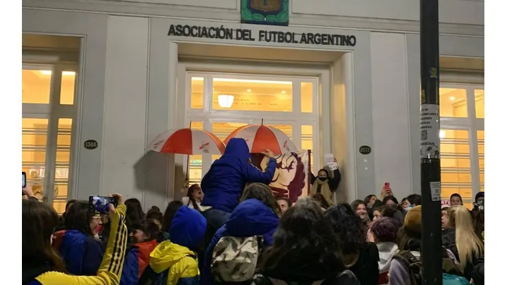 El fútbol femenino marchó a la AFA pidiendo que se investigue al DT denunciado