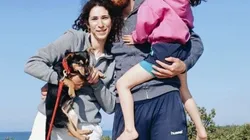 Volvió al país por la guerra en Europa y querían deportar a su mascota: el perro Coco deberá hacer cuarentena en Ezeiza