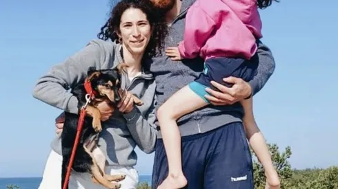 Volvió al país por la guerra en Europa y querían deportar a su mascota: el perro Coco deberá hacer cuarentena en Ezeiza