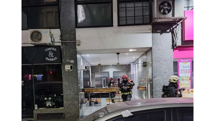 Los bomberos en el edificio.