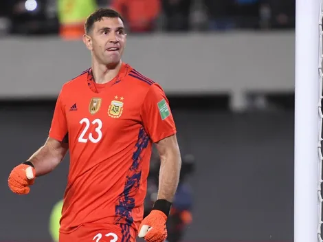 Scaloni se agarra la cabeza: Gerrard confirmó que Dibu Martínez está lesionado