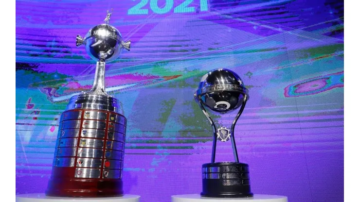 Los trofeos de la Copa Libertadores y la Copa Sudamericana