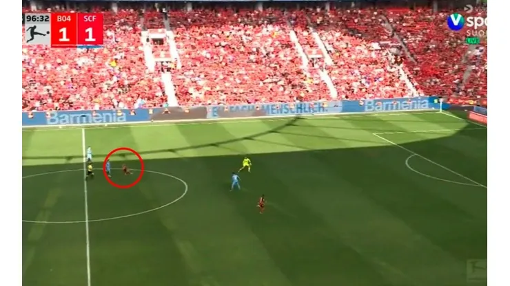 VIDEO | Palacios metió un gol de mitad de cancha en Alemania