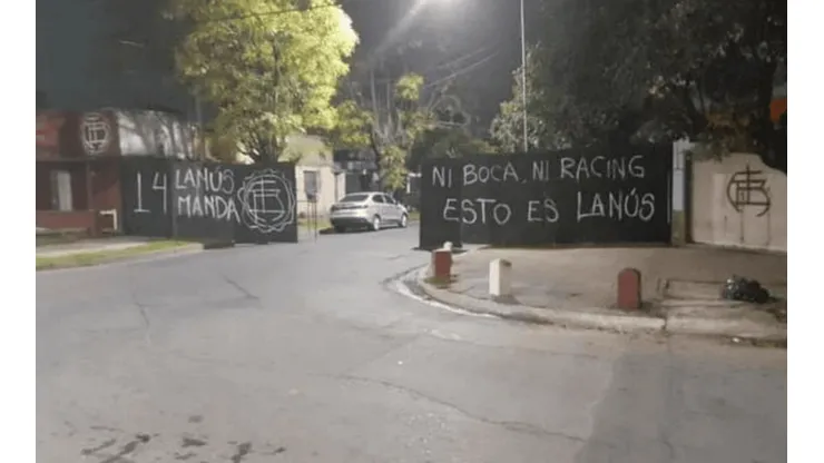 Pintadas en los alrededores del Estadio de Lanús.