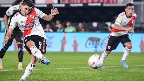 Julián Álvarez convirtió desde los 12 pasos ante Platense (Foto: Getty).