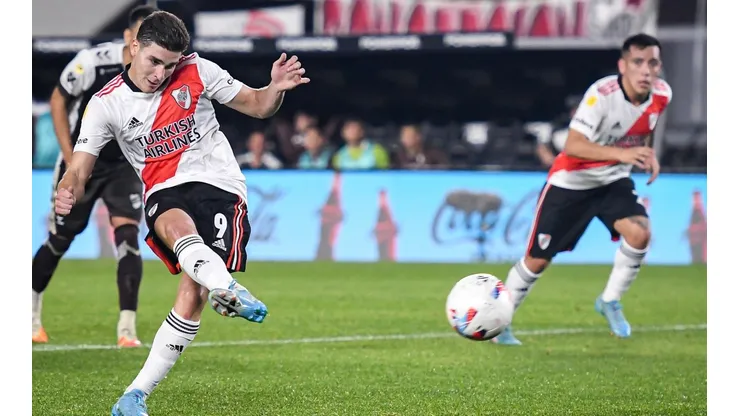 Julián Álvarez convirtió desde los 12 pasos ante Platense (Foto: Getty).