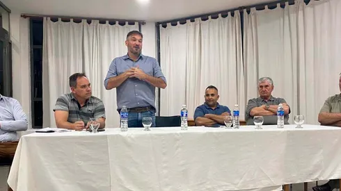 "Como buen cabulero": la insólita confesión del presidente de Defensa por la polémica de los horarios