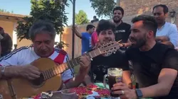 Puro disfrute: el video viral de Tevez tomando fernet y cantando folklore con un hincha de River