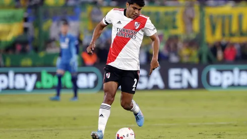 FLORENCIO VARELA, ARGENTINA – APRIL 02: Robert Rojas of River Plate plays the ball during a match between Defensa y Justicia and River Plate as part of Copa de la Liga 2022 at Estadio Norberto Tomaghello on April 2, 2022 in Florencio Varela, Argentina. (Photo by Daniel Jayo/Getty Images)