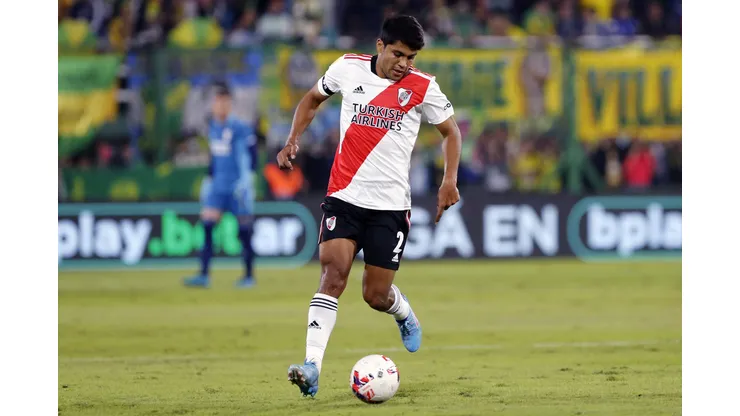 FLORENCIO VARELA, ARGENTINA - APRIL 02: Robert Rojas of River Plate plays the ball during a match between Defensa y Justicia and River Plate as part of Copa de la Liga 2022 at Estadio Norberto Tomaghello on April 2, 2022 in Florencio Varela, Argentina. (Photo by Daniel Jayo/Getty Images)
