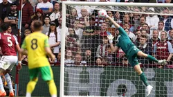 Dibu y un atajadón para el Aston Villa.