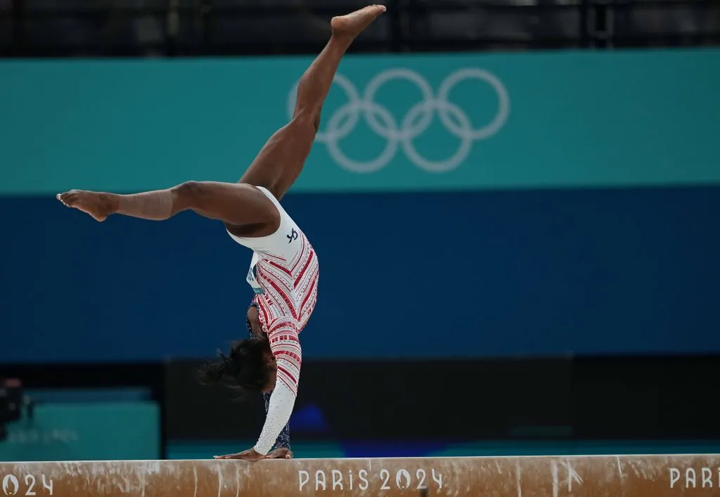 Simone Biles durante el evento que le valió el Oro a EE. UU. (IMAGO)