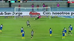 VIDEO | Javi García, figura de la noche, atajó un penal provocado por Rojo