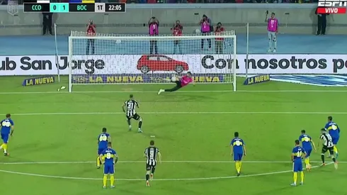 VIDEO | Javi García, figura de la noche, atajó un penal provocado por Rojo