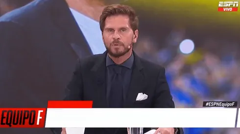 Vignolo, contra un jugador de Boca.