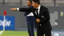 Molesto por una falencia táctica, Gallardo se la agarró con Paradela en pleno partido