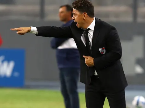 Molesto por una falencia táctica, Gallardo se la agarró con Paradela en pleno partido