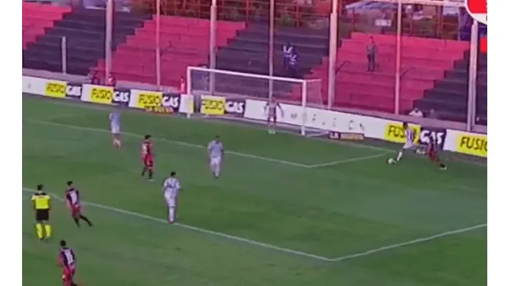 VIDEO | Nadie sabe qué quiso hacer Cardona en este gol de Patronato