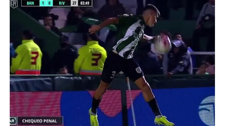 VIDEO | Polémica total: el insólito penal para River que el VAR le cobró a un defensor de Banfield