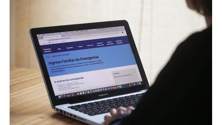 El Gobierno prepara un IFE para monotributistas y trabajadores informales.