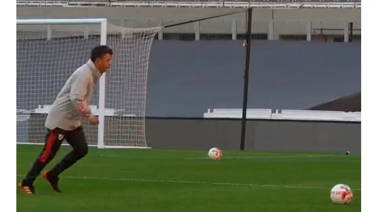 VIDEO | ¿Estará para jugar un ratito? Gallardo la rompió en la práctica de River