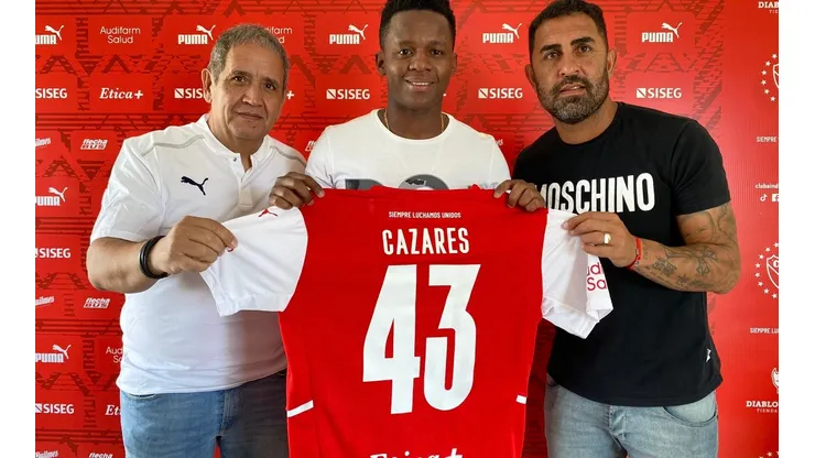 Independiente está que arde: los hinchas manifestaron su enojo por el arribo de Juanito Cazares