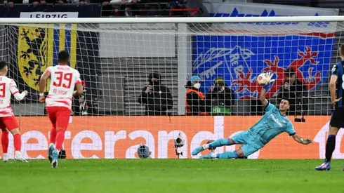 VIDEO | Musso tapó un penal y la rompió también en el rebote