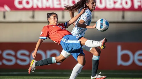 Paulina Gramaglia lucha por el balón. (Foto: CONMEBOL)