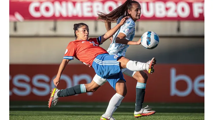 Paulina Gramaglia lucha por el balón. (Foto: CONMEBOL)