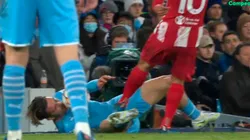 VIDEO | Ángel Correa le pegó un pelotazo en la cara a un futbolista inglés