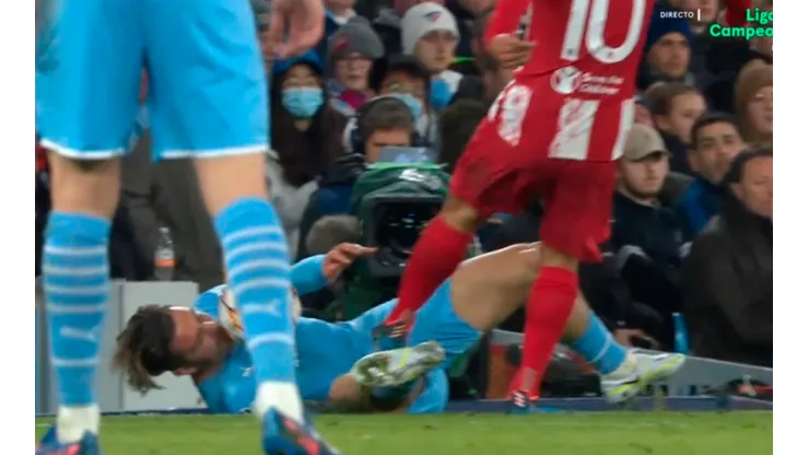 VIDEO | Ángel Correa le pegó un pelotazo en la cara a un futbolista inglés