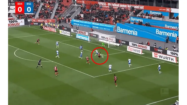 Alario y un golazo en la Bundesliga.