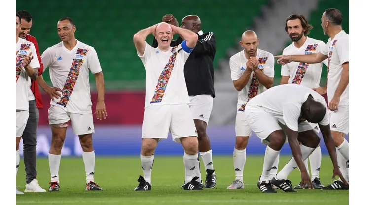 Mascherano y el Presidente de la FIFA en el partido de Leyendas anterior.