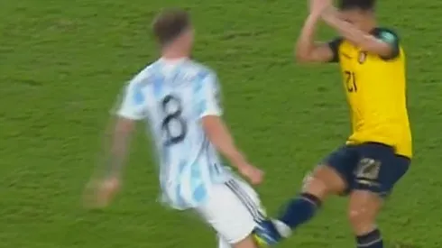 VIDEO | ¡Criminal! A Mac Allister le clavaron los tapones en la rodilla pero para el árbitro fue amarilla