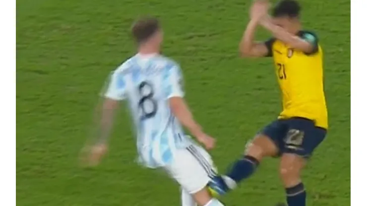 VIDEO | ¡Criminal! A Mac Allister le clavaron los tapones en la rodilla pero para el árbitro fue amarilla