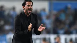 Gago busca un volante tras la lesión de Martínez.