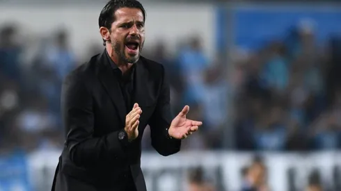 Gago busca un volante tras la lesión de Martínez.