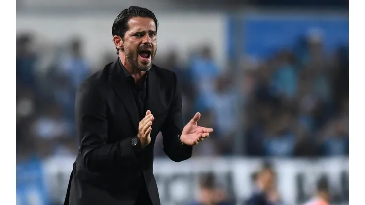 Gago busca un volante tras la lesión de Martínez.