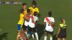 VIDEO | ¡Se sacaron chispas! En el Superclásico del fútbol femenino casi terminan a las piñas