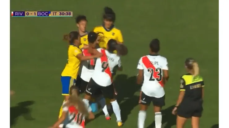 VIDEO | ¡Se sacaron chispas! En el Superclásico del fútbol femenino casi terminan a las piñas
