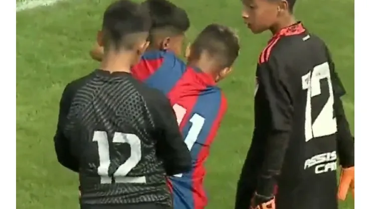 El emotivo consuelo de los chicos de San Lorenzo a un jugador de River en una copa juvenil