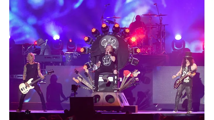 Los Guns tocan en el estadio de River Plate.
