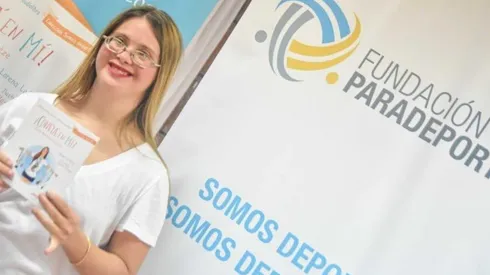 Jacinta con su libro "Confía en mí".