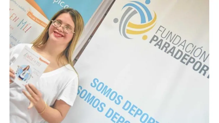 Jacinta con su libro "Confía en mí".